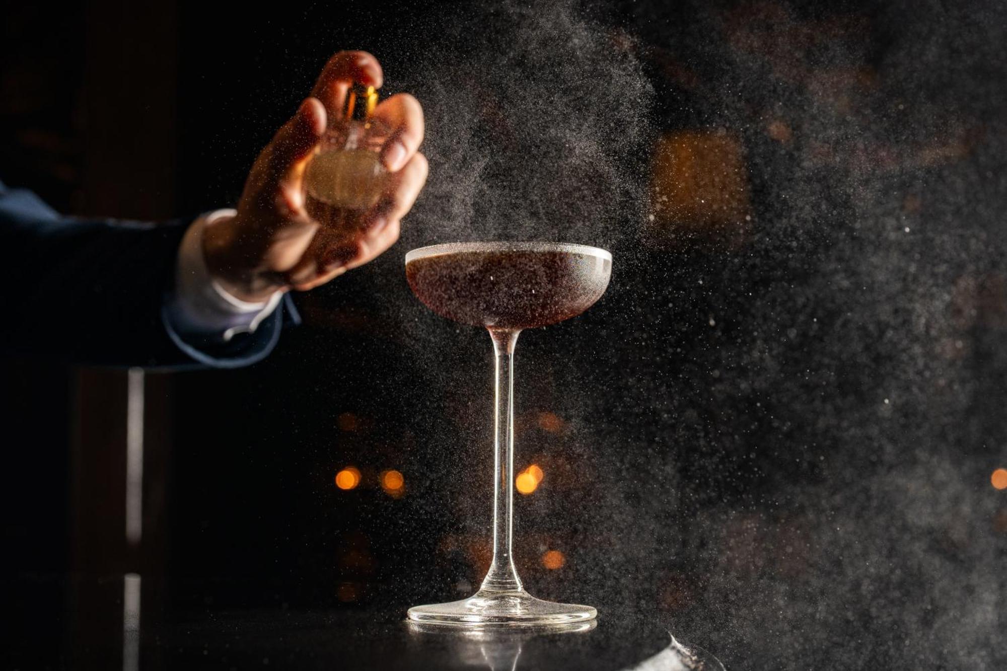 ホテル Rosewood サンパウロ エクステリア 写真 A bartender dusting a cocktail with ground nutmeg